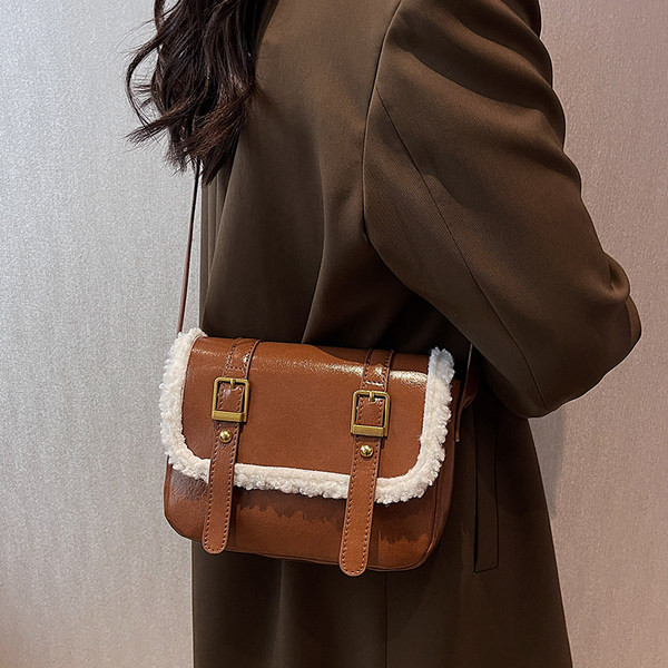 Moderna rokassomiņa ar sprādzēm vairākās krāsās