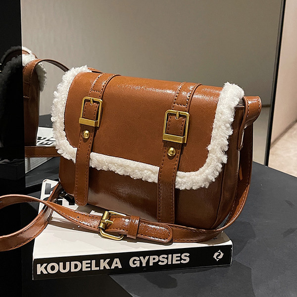 Moderna rokassomiņa ar sprādzēm vairākās krāsās