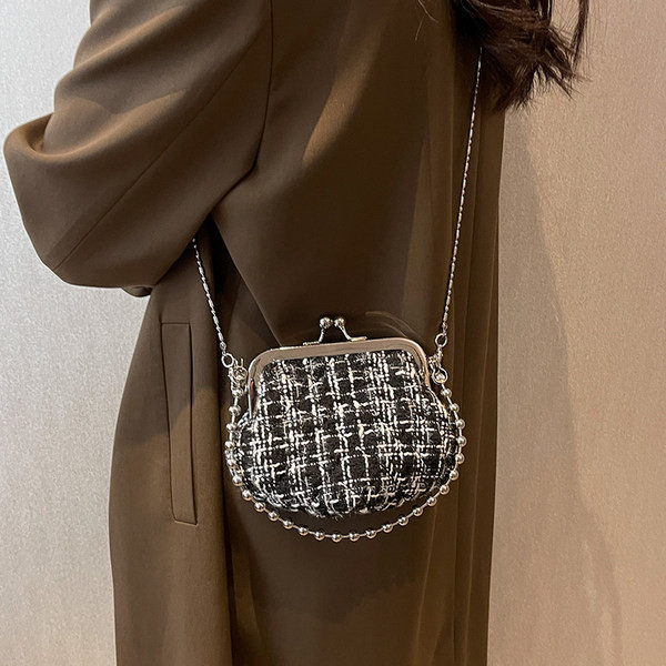 Modern női mini táska fém lánccal