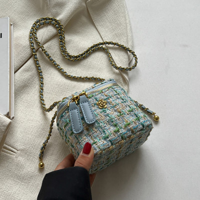 Eleganta rokassomiņa ar rāvējslēdzēju un metāla elementiem