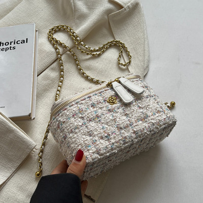 Eleganta rokassomiņa ar rāvējslēdzēju un metāla elementiem