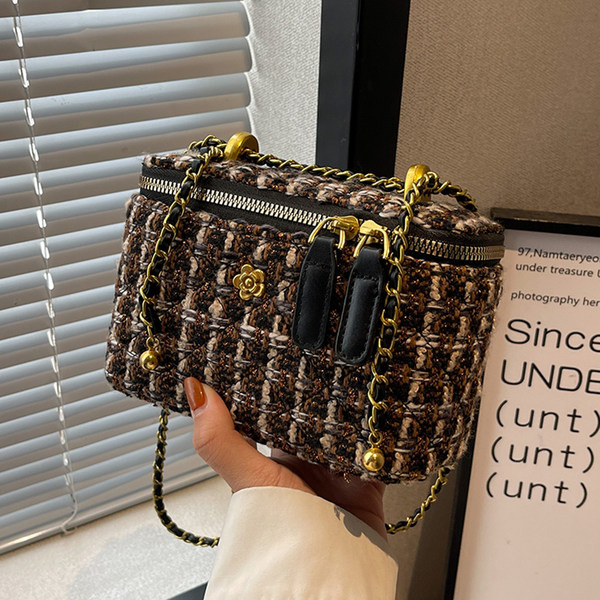 Eleganta rokassomiņa ar rāvējslēdzēju un metāla elementiem