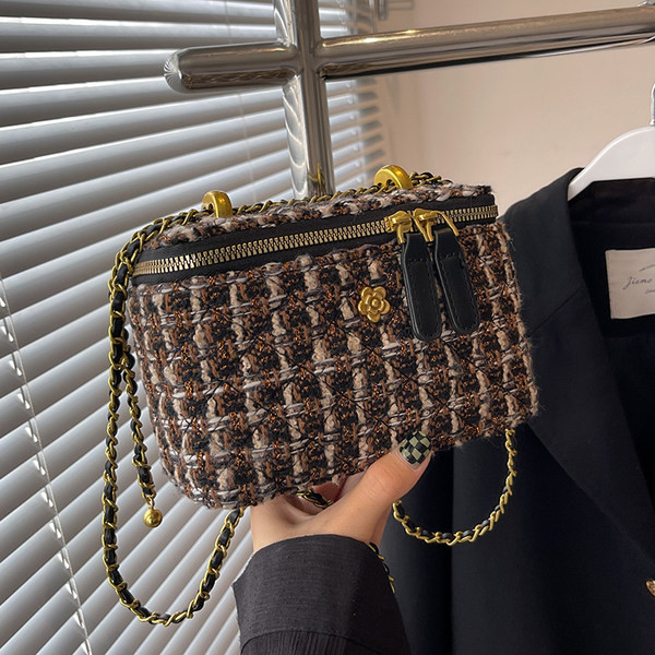 Eleganta rokassomiņa ar rāvējslēdzēju un metāla elementiem