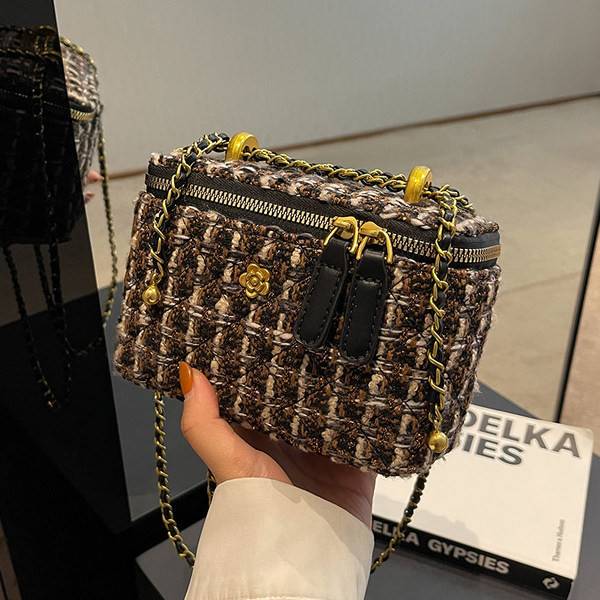 Eleganta rokassomiņa ar rāvējslēdzēju un metāla elementiem