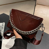 Kis kézitáska széles vállfogantyúval, cipzárral