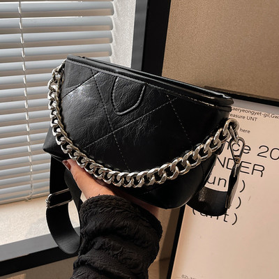 Kis kézitáska széles vállfogantyúval, cipzárral