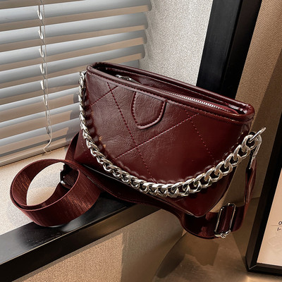 Kis kézitáska széles vállfogantyúval, cipzárral