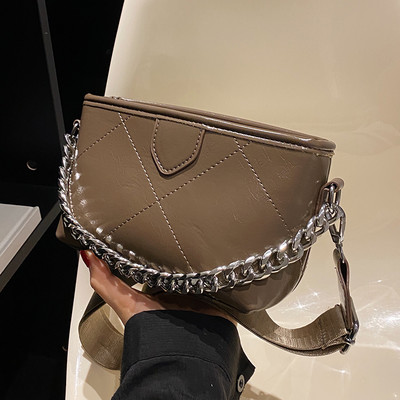 Kis kézitáska széles vállfogantyúval, cipzárral