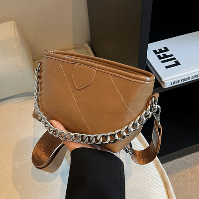 Kis kézitáska széles vállfogantyúval, cipzárral