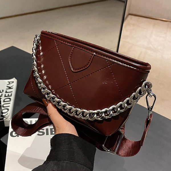 Kis kézitáska széles vállfogantyúval, cipzárral