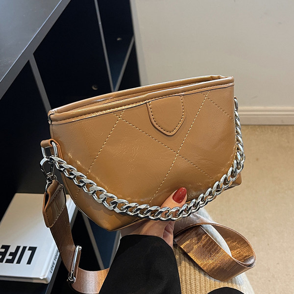 Kis kézitáska széles vállfogantyúval, cipzárral