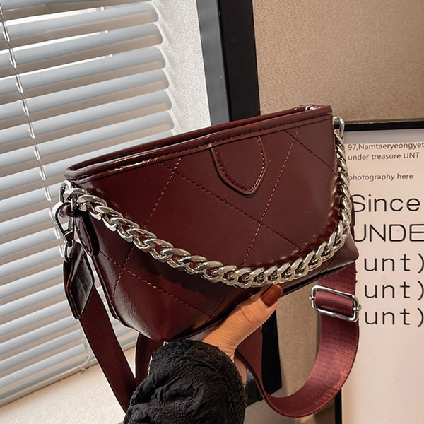 Kis kézitáska széles vállfogantyúval, cipzárral