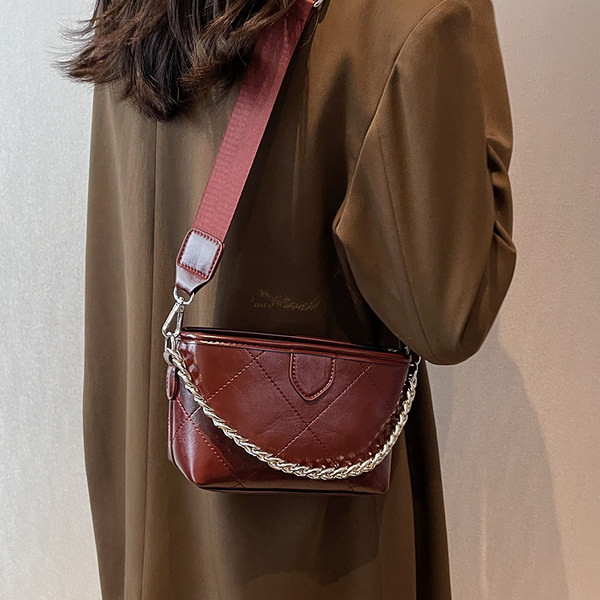 Kis kézitáska széles vállfogantyúval, cipzárral