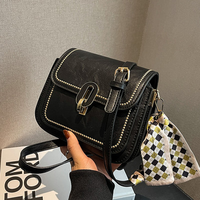 Rokassomiņa ar šalli un metāla aizdari