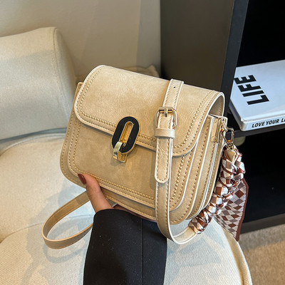 Rokassomiņa ar šalli un metāla aizdari