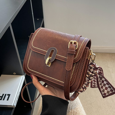 Rokassomiņa ar šalli un metāla aizdari