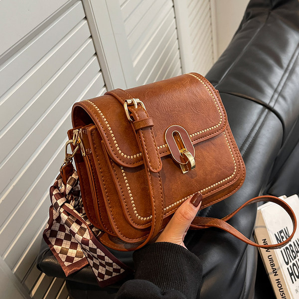 Rokassomiņa ar šalli un metāla aizdari