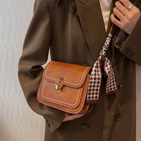 Rokassomiņa ar šalli un metāla aizdari