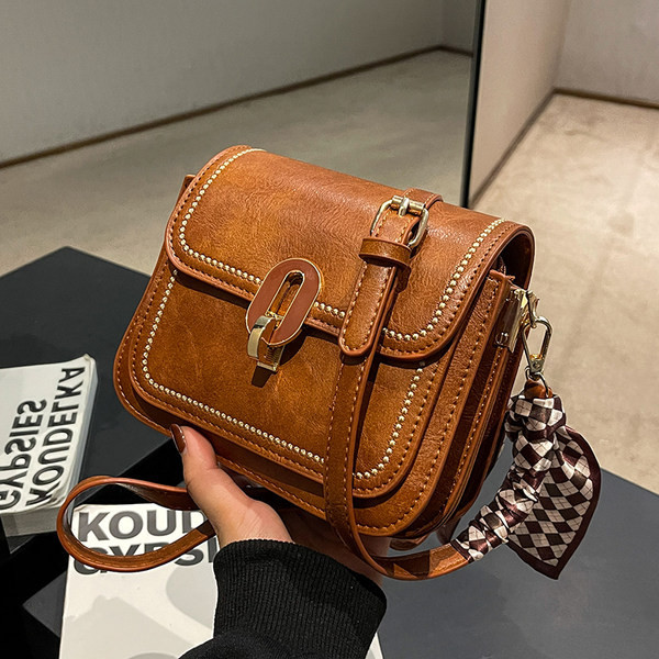 Rokassomiņa ar šalli un metāla aizdari