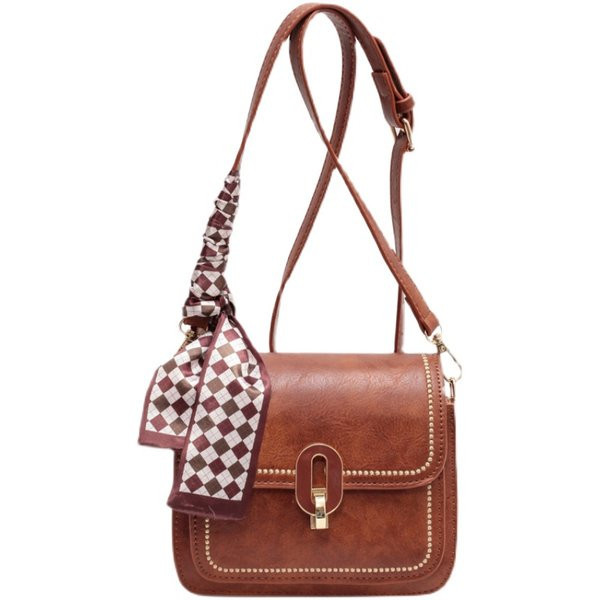 Rokassomiņa ar šalli un metāla aizdari