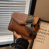 Maza kvadrātveida soma ar platu plecu rokturi un magnētisku sprādzi