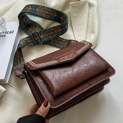 Maza kvadrātveida soma ar platu plecu rokturi un magnētisku sprādzi