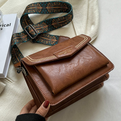 Maza kvadrātveida soma ar platu plecu rokturi un magnētisku sprādzi