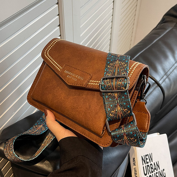 Maza kvadrātveida soma ar platu plecu rokturi un magnētisku sprādzi