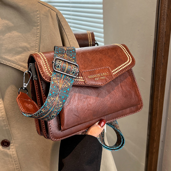 Maza kvadrātveida soma ar platu plecu rokturi un magnētisku sprādzi