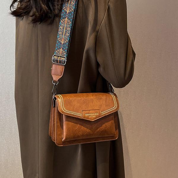 Maza kvadrātveida soma ar platu plecu rokturi un magnētisku sprādzi