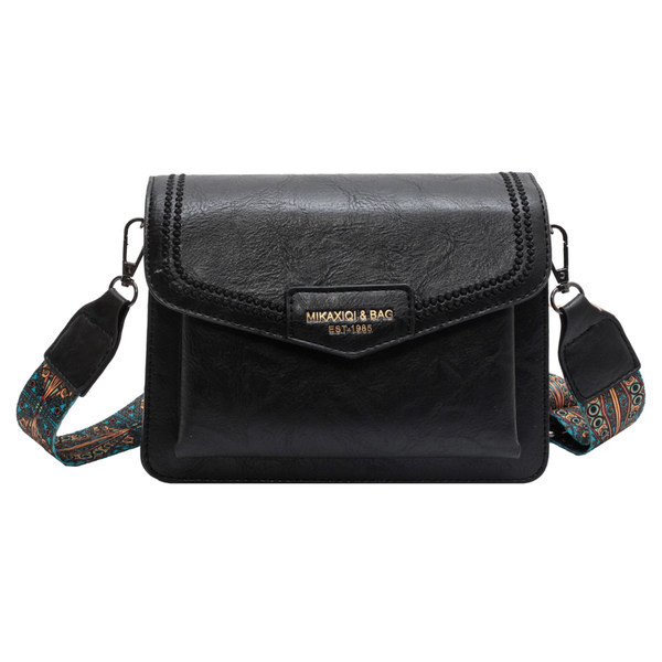 Maza kvadrātveida soma ar platu plecu rokturi un magnētisku sprādzi