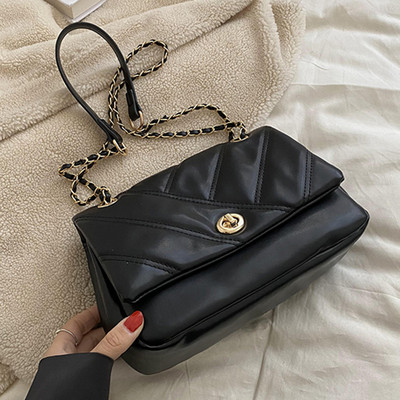 Kézitáska - fém fogantyúval