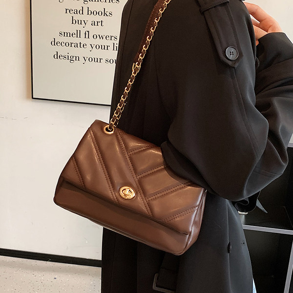 Kézitáska - fém fogantyúval