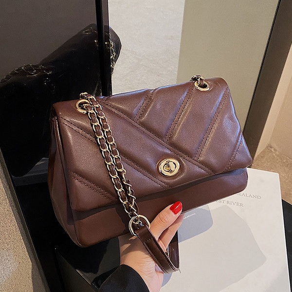 Kézitáska - fém fogantyúval