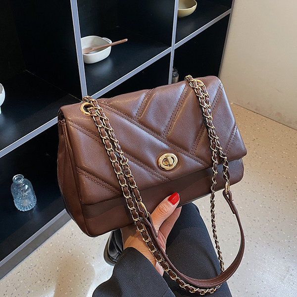 Kézitáska - fém fogantyúval