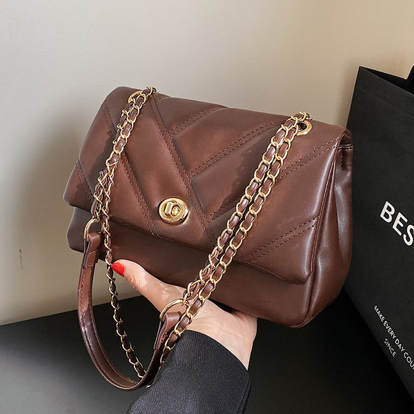 Kézitáska - fém fogantyúval