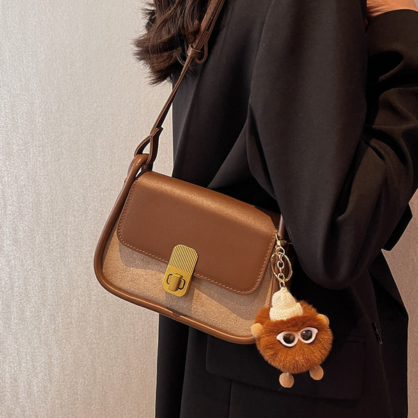 Divatos kis kézitáska kulcstartóval