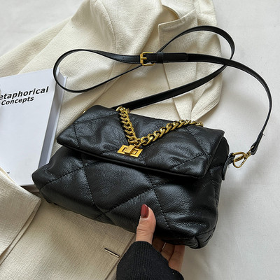 Sieviešu ikdienas soma ar metāla rokturi