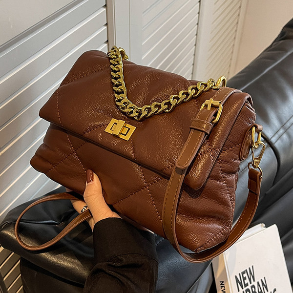 Sieviešu ikdienas soma ar metāla rokturi