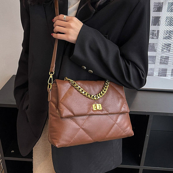 Sieviešu ikdienas soma ar metāla rokturi