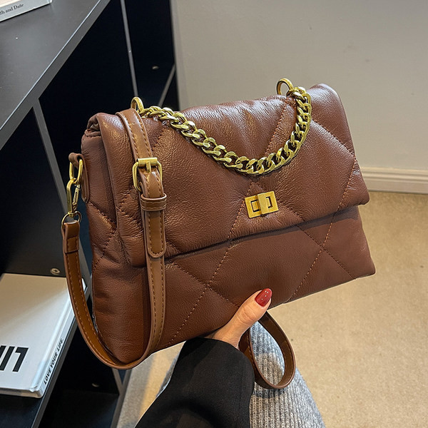 Sieviešu ikdienas soma ar metāla rokturi