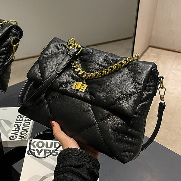 Sieviešu ikdienas soma ar metāla rokturi