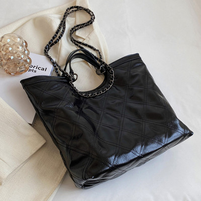 Голяма дамска чанта с дръжка за рамо и магнитна катарама