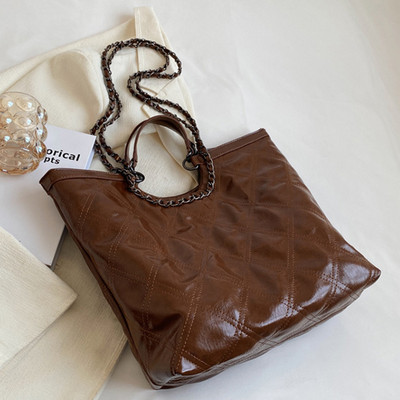 Голяма дамска чанта с дръжка за рамо и магнитна катарама