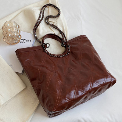 Голяма дамска чанта с дръжка за рамо и магнитна катарама