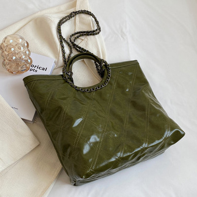 Голяма дамска чанта с дръжка за рамо и магнитна катарама