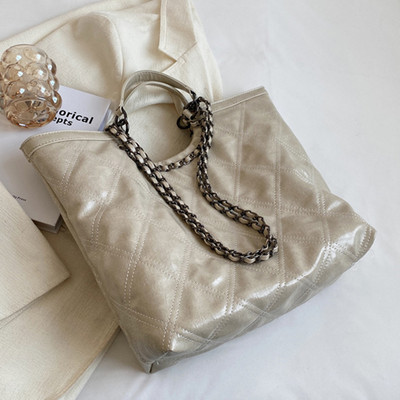 Голяма дамска чанта с дръжка за рамо и магнитна катарама