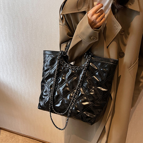 Голяма дамска чанта с дръжка за рамо и магнитна катарама