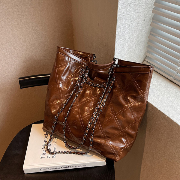 Голяма дамска чанта с дръжка за рамо и магнитна катарама