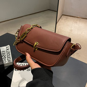 Fém csattal ellátott kézitáska